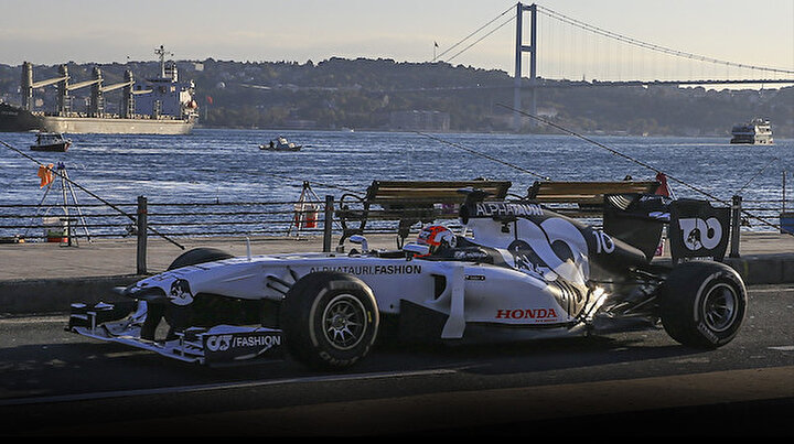 F1 araçları İstanbul sokaklarında