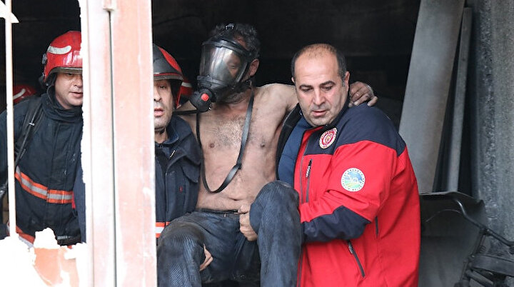Alevlere teslim olan dükkanda öyle bir yere saklandı ki yanmakta kurtuldu