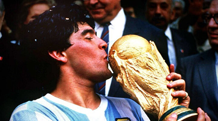 Futbol en sevilen oğlunu kaybetti: Diego Armando Maradona