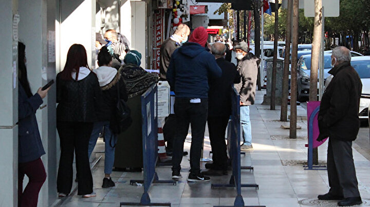 Vaka sayısının tırmanışa geçtiği kentte yine hiçbir kurala uyulmadı: Sokaklarda dikkat çeken yoğunluk