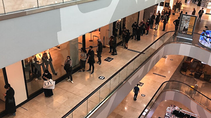 AVMye akın: Saatlerce kuyrukta beklediler