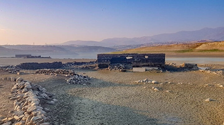 30 yıl önce sular altında kalan mahalle sular çekilince ortaya çıktı
