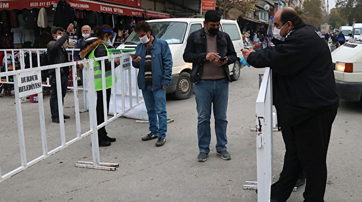Burdurda semt pazarında denetleme: Karantinada olması gereken 10 kişi yakalandı