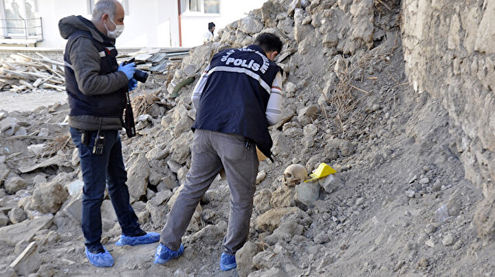 Yıkılan metruk binada ekipleri şoke eden olay: Hemen polis çağırdılar