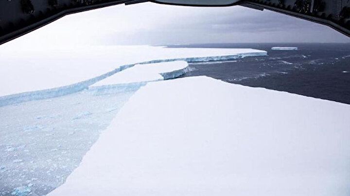 İngiliz donanması Atlantik Okyanusu’nda yüzen en büyük buzulu görüntüledi