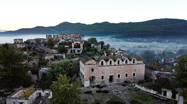 Kartpostal gibi: Hayalet köy puslu güzelliği ile ilgi çekiyor
