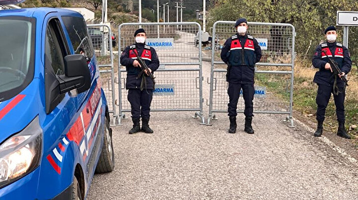 Bir mahalle karantinaya alındı: Jandarma barikat kurdu