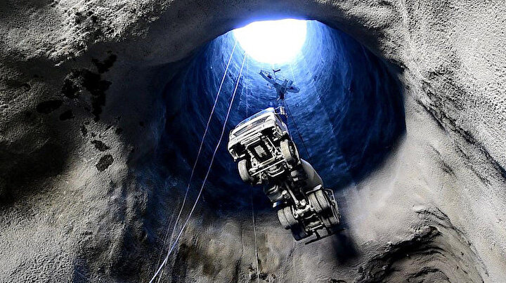 Dev iş makineleri vinçle havadan taşınıyor: Yusufeli Barajında son 13 metre
