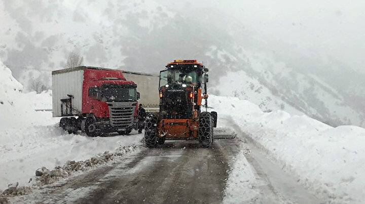 Tunceli-Erzincan kara yolu sis ve tipi nedeniyle ulaşıma kapatıldı