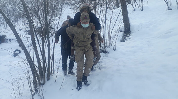 Jandarma, yaşlı kadını sırtında taşıyıp hastaneye götürerek muayene ettirdi