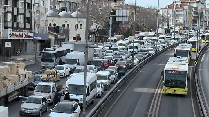 Sokağa çıkma kısıtlamasına rağmen İstanbulda şaşırtan trafik!