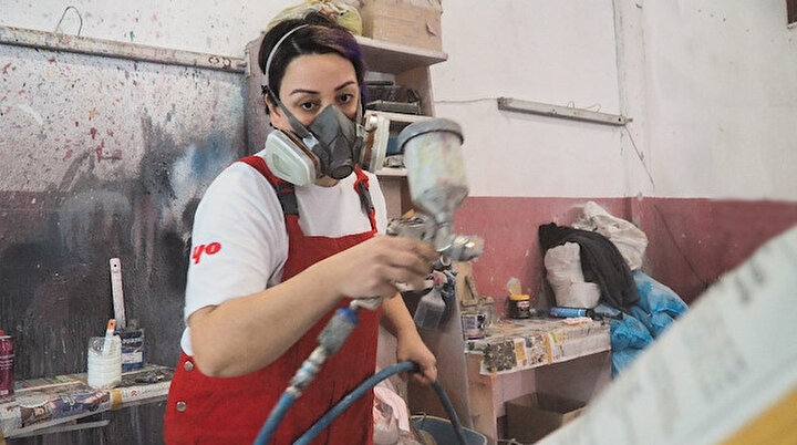 Oto boyacılığı yapan Eylem usta erkeklere taş çıkartıyor