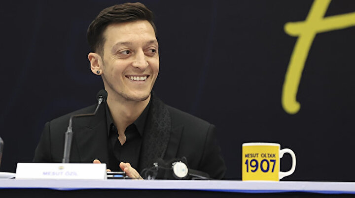 Mesut Özil, Fenerbahçe ile resmi sözleşme imzaladı