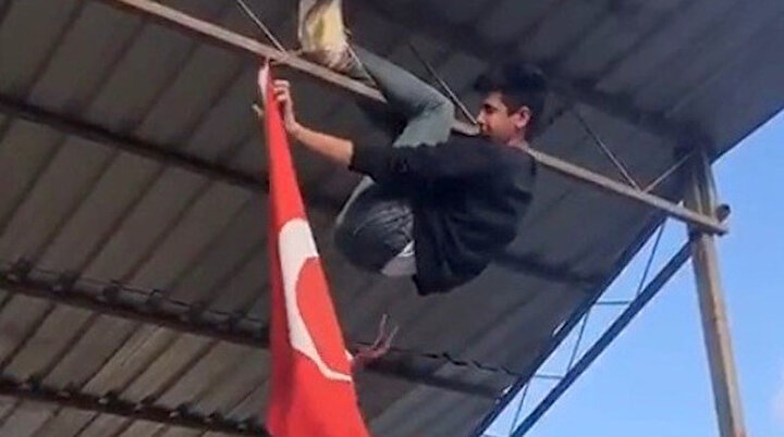 Üniversite öğrencisi ipi kopan Türk bayrağını canı pahasına düzeltti