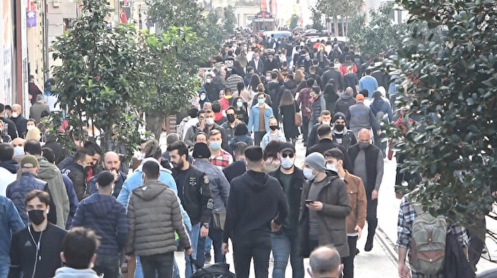 İstiklal Caddesi’nde yoğun kalabalık dikkat çekti
