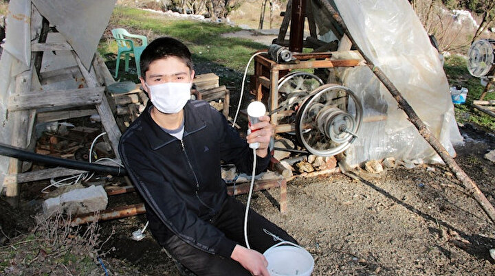 İmam hatipli genç elektriği olmayan evlerine su gücüyle sistem kurdu elektrik getirdi