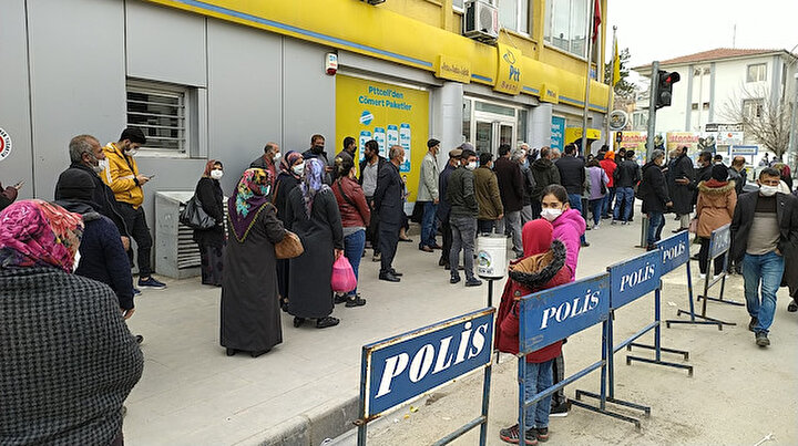 Adıyamandan pes dedirten görüntüler: Metrelerce kuyruk oluştu sosyal mesafe unutuldu