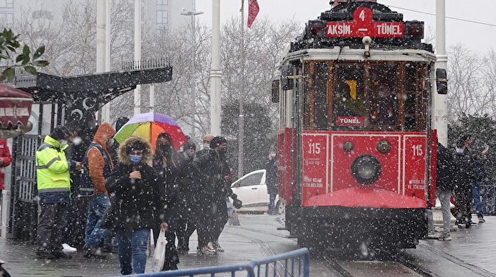 Taksim beyaza büründü