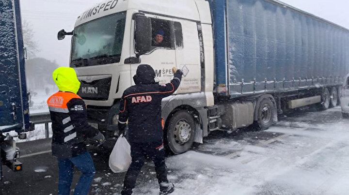 Kar ve fırtınanın ortasında kalan TIR sürücülerinin imdadına AFAD ekibi yetişti