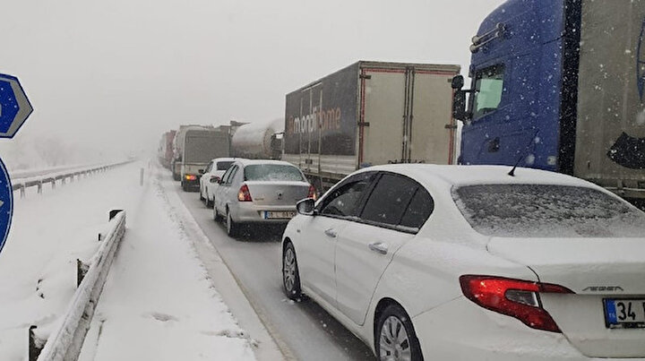 Bursa İzmir karayolu kaza ve tipi sebebiyle trafiğe kapandı: 10 kilometrelik kuyruk oluştu