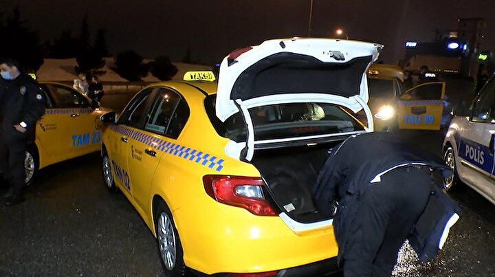Kokudan rahatsız olunca polisi aradı: Müşterinin dikkati taksideki uyuşturucuyu yakalattı