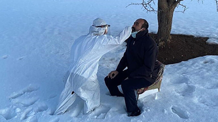 Sağlık çalışanları karlı dağları aşıp aşı yaptı