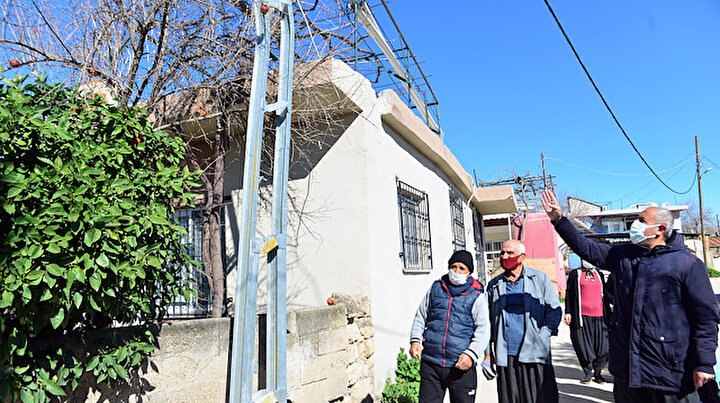 Navigasyonun yönlendirdiği dar sokakta vatandaşlar tepkili: TIRların çarpmadığı yer kalmadı
