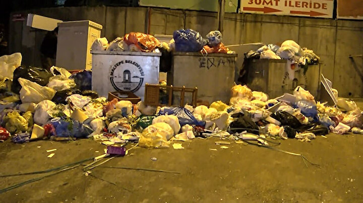 Maltepe çöplüğü: İşçiler greve gitti sokaklar pislik içinde