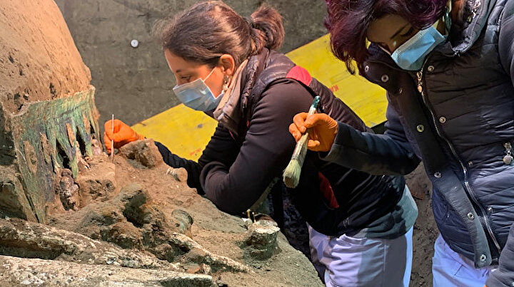 Benzeri olmayan olağanüstü keşif: İtalya’da 2000 yıllık dört tekerlekli tören arabası bulundu