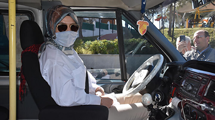 İzmirin Nebahat Ablası: Kentin tek minibüs şoförü Elif’i direksiyon başında görenler şaşkınlığını gizleyemiyor