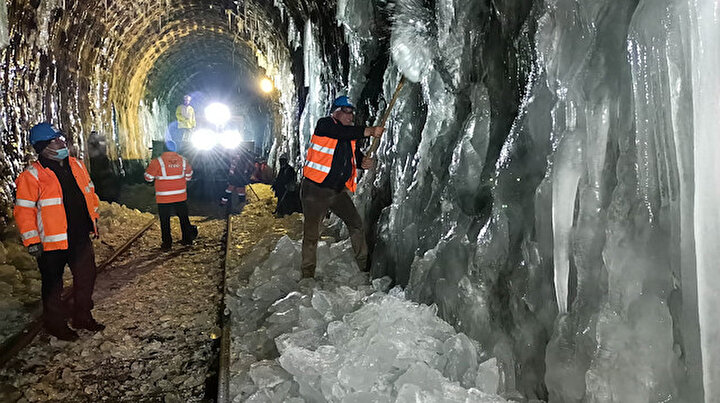 Demir yolu tünellerinde buz temizliği: Yılın 5 ayı buzlu