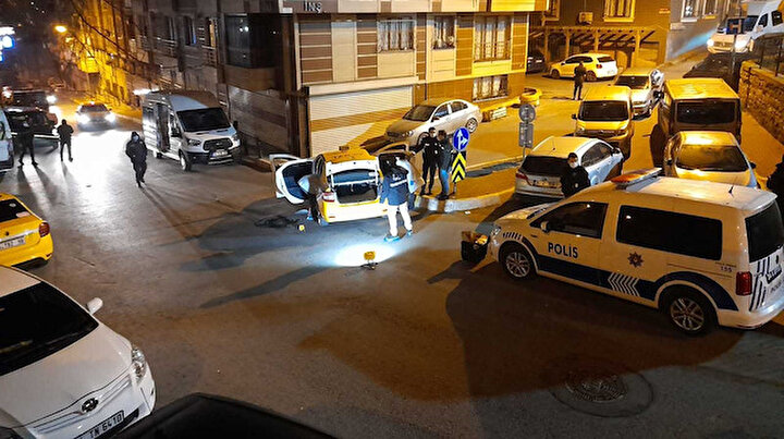 İstanbulda hareketli anlar: Polis denetiminden taksiciye silah dayayıp kaçtılar!
