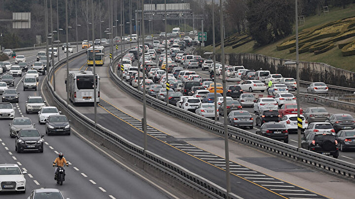 İstanbullu evde kalmadı: Trafik durma noktasına geldi