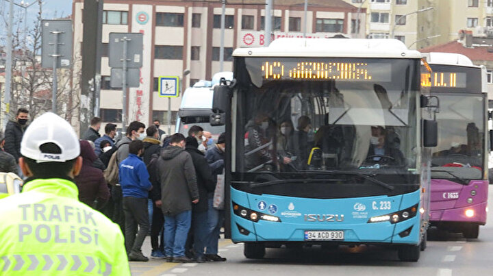 Kısıtlama yok yoğunluk var: Duraklarda endişe verici görüntüler