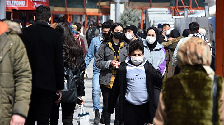 Kırmızı Konyada bahar havası koronavirüsü unutturdu: Caddeler tıklım tıklım