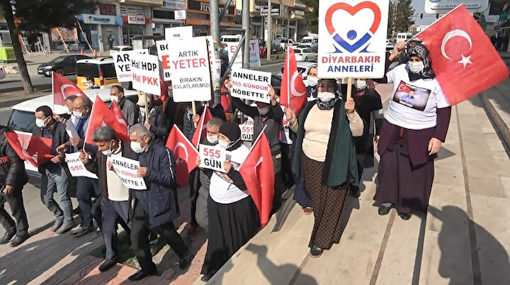 Evlat nöbetindeki annelerden teröre lanet yürüyüşü: Bölücüleri bine böleceğiz