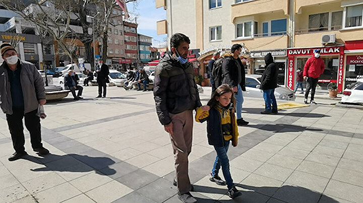 Küçük Ziyad bombardımanda kör olan babasının gözü oldu