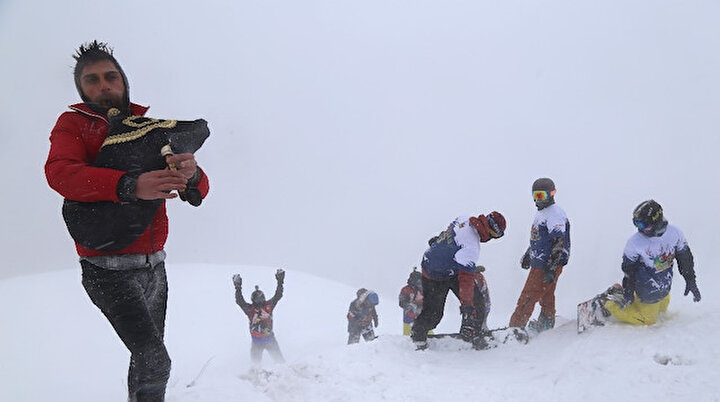 Tulum eşliğinde snowboard: Adrenalin tutkunların yeni adresi Sahara Milli Parkı