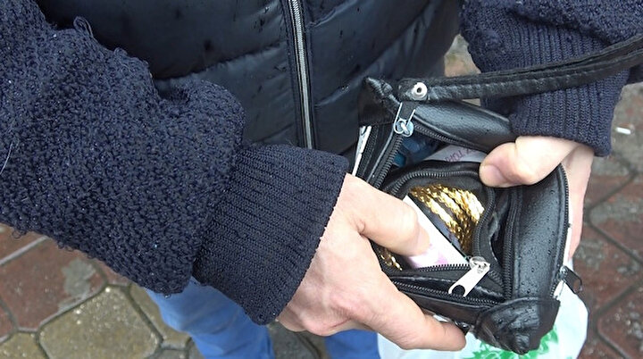 Çöpte altın ve para dolu çanta buldu: İnsanlık ölmemiş dedirtti
