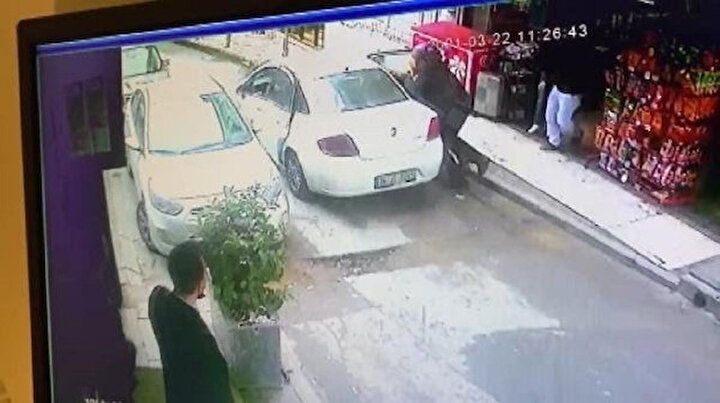 Şişlide gasp dehşeti: Çantası almak istedikleri kadını metrelerce sürüklediler