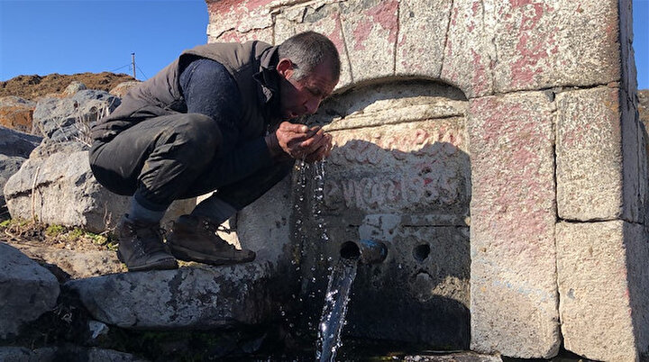 Karsta el işçiliği ile hayran bırakan 86 yıllık taş çeşme: Yazın soğuk kışın sıcak akıyor