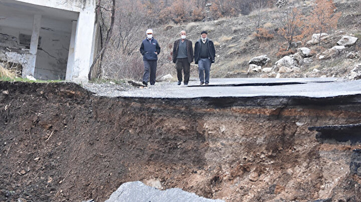 Yol çökünce neye uğradıklarını şaşırdılar: Ben 75 yaşındayım bugüne kadar böyle bir olay yaşamadık