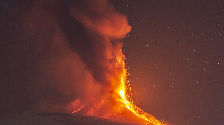 Etna Yanardağı 16. kez kez lav ve kül püskürttü