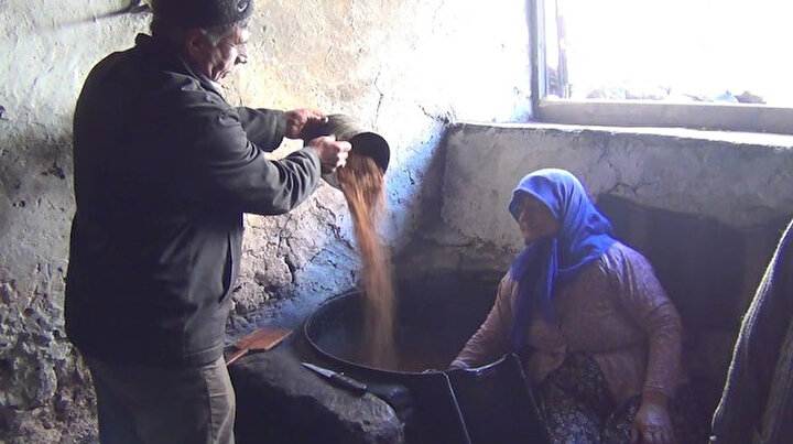 Sındırgı’da 55 yıldır doğal yöntemlerle susam yağı çıkarıyorlar