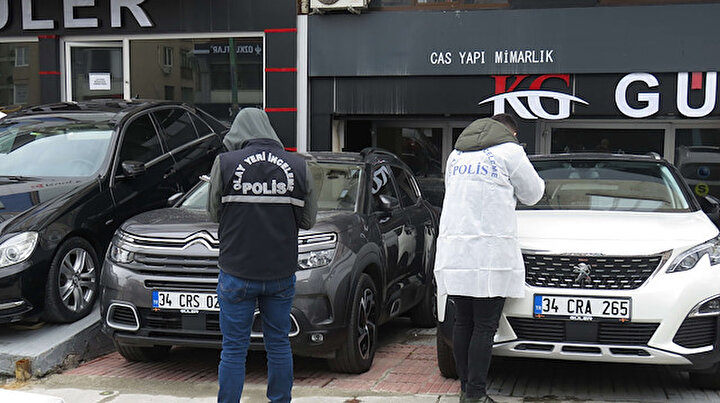 Kadiköydeki oto galeriye kurşun yağmuru: Havaya ateş ederek sırra kadem bastı