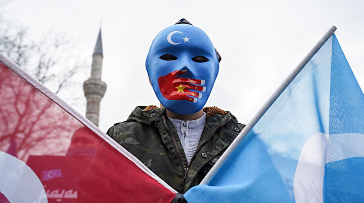 Beyazıtta toplanan Doğu Türkistanlılardan Çin Dışişleri Bakanına protesto: Soykırımı durdurun!