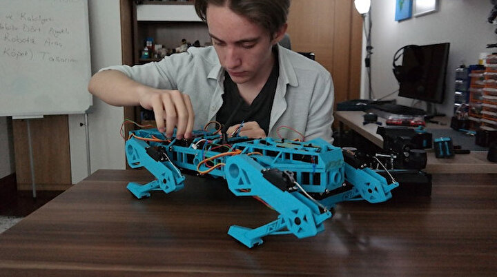 Liseli genç 6 ayda robot köpek yaptı: Başarıdan başarıya koşuyor
