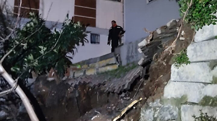 İstinat duvarı çöktü bina sakinleri deprem zannedip kendini sokağa attı