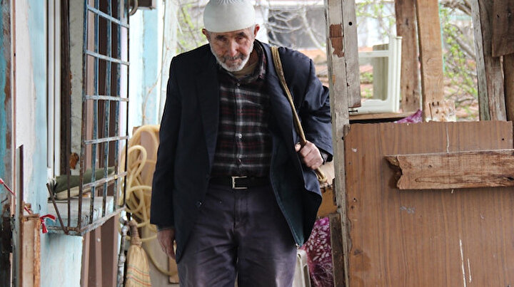 Tek gözü görmeyen baba bir boya sandığı ile 15 yıldır ailesine bakıyor: Ben buyum başka bir şey değil