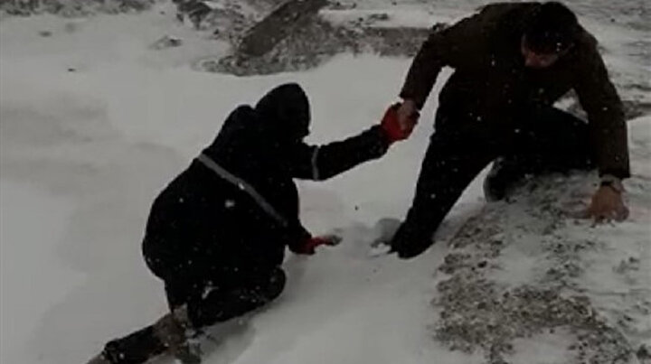 Donmamak için menfeze sığınan kişi ölümden döndü